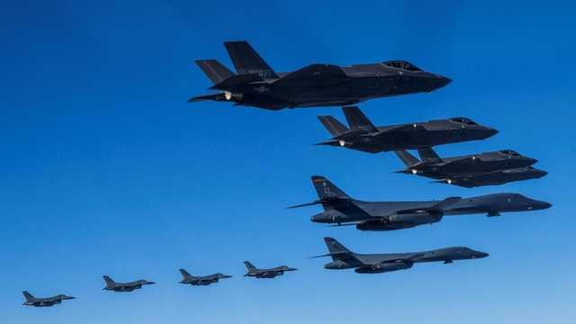 Jet Pembom AS Terbang Dekat Venezuela, Tensi Makin Panas di Karibia