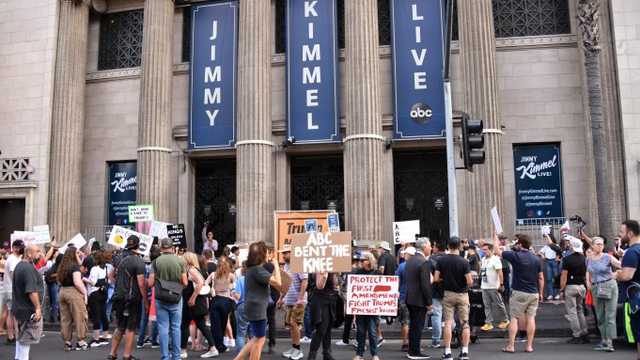 Demonstran protes pembatalan 'Jimmy Kimmel Live!' di Hollywood