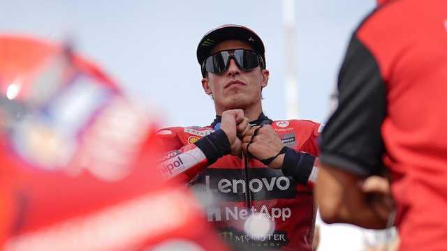 Marc Marquez crash saat pimpin balapan, dirayakan penonton di Misano