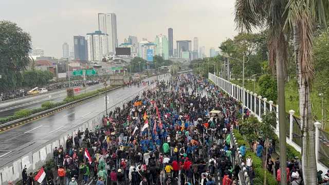 Demo Buruh 28 Agustus Ricuh: Gas Air Mata Ditembakkan, Tol & KRL Lumpuh!