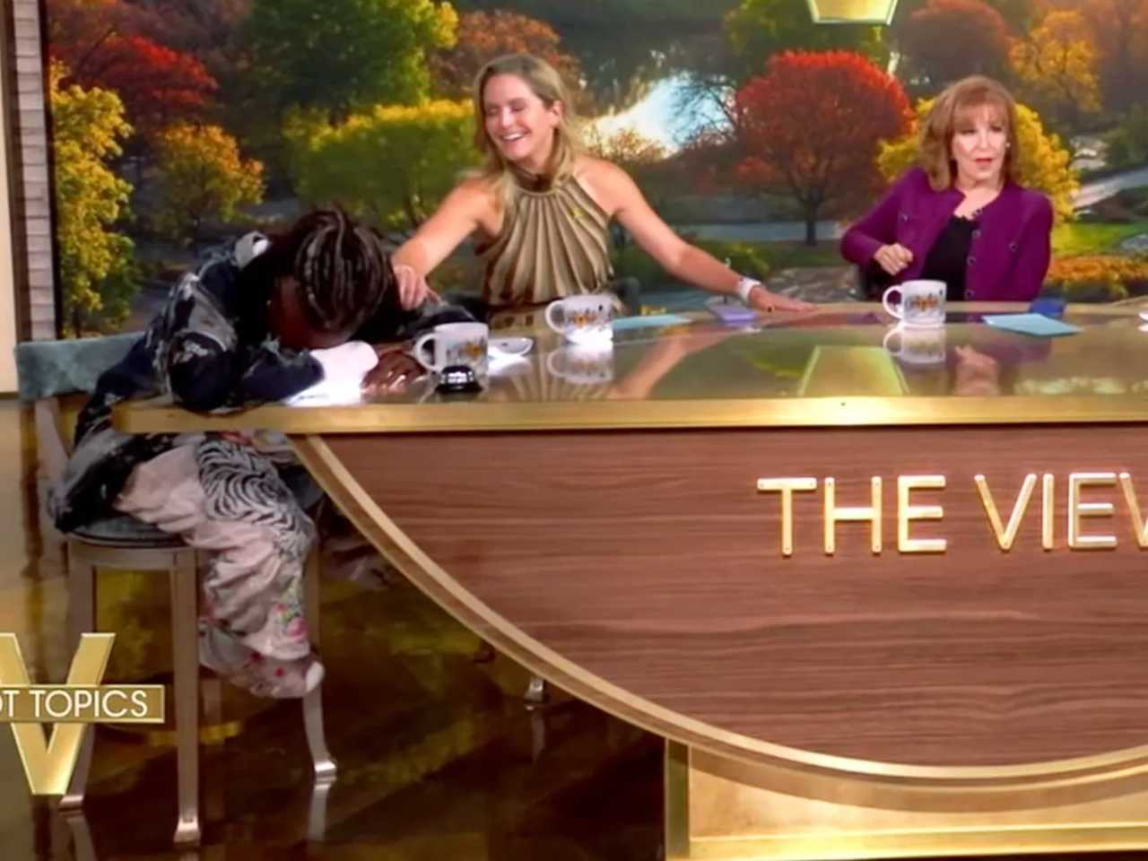 Whoopi Goldberg kembali 'pingsan' di meja The View