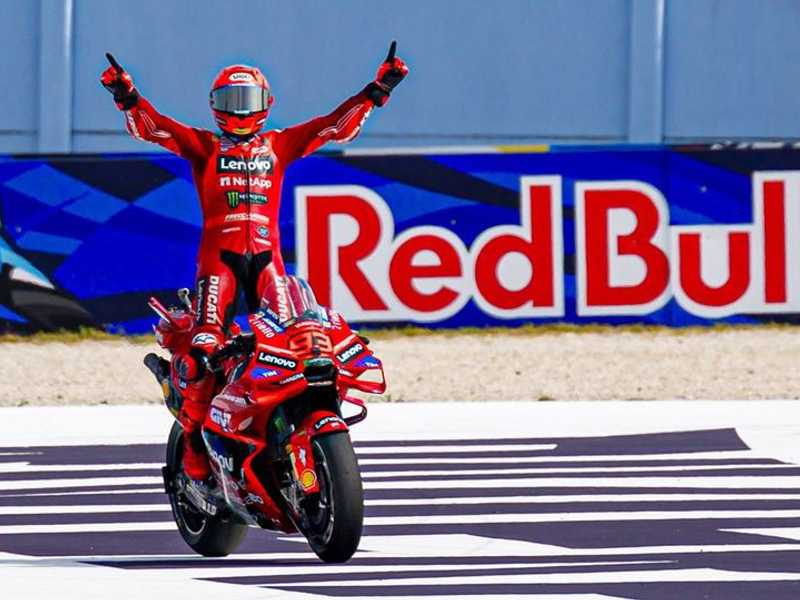 Marc Marquez raih gelar dunia ke-9, samai rekor Valentino Rossi