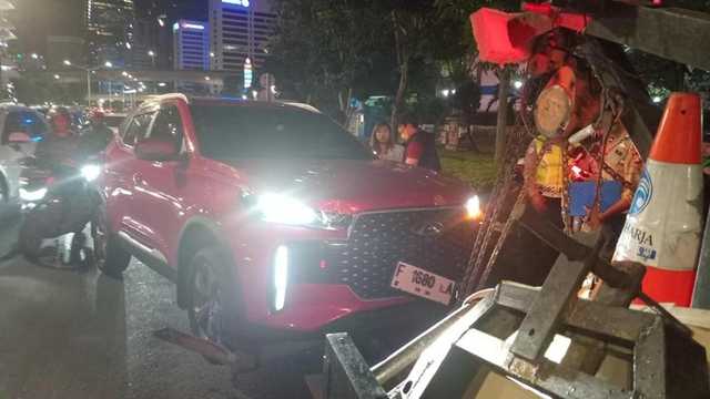 Mobil Chery Tabrak Pembatas di Sudirman, Pengemudi Luka: Diduga Ngantuk