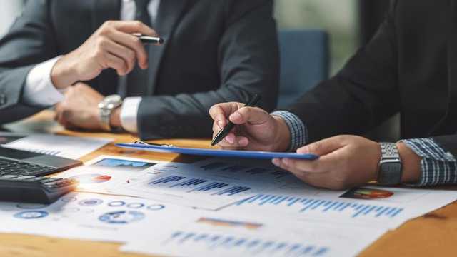Fenomena 'Job Hugging' Marak di Manufaktur, Pekerja Bertahan Meski Gaji Stagnan