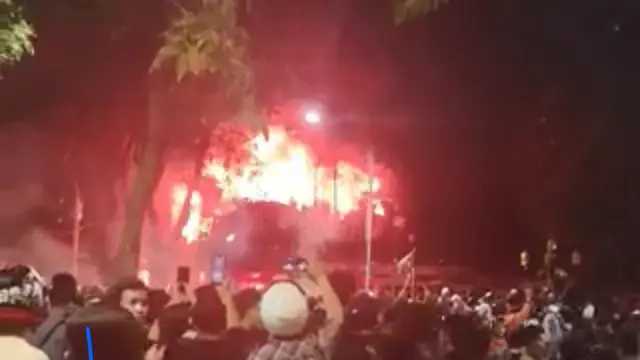 Massa Bakar Gedung Grahadi Surabaya, Kantor Gubernur Jatim Hangus