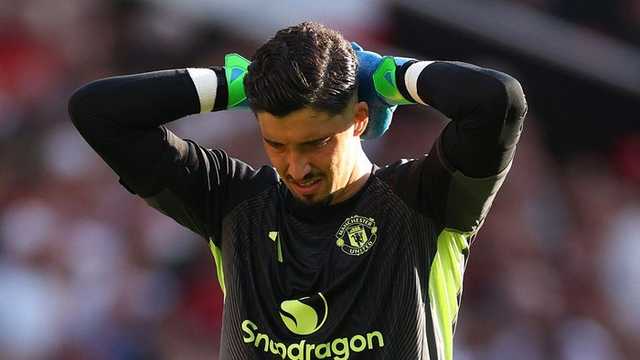 Phil Jones: Kiper MU Harus Punya 'Kulit Badak', Seragam Setan Merah Itu Berat!