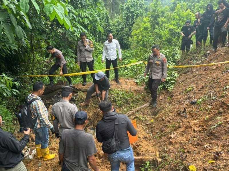 Dua petani hilang ditemukan terkubur di kebun alpukat Singkawang