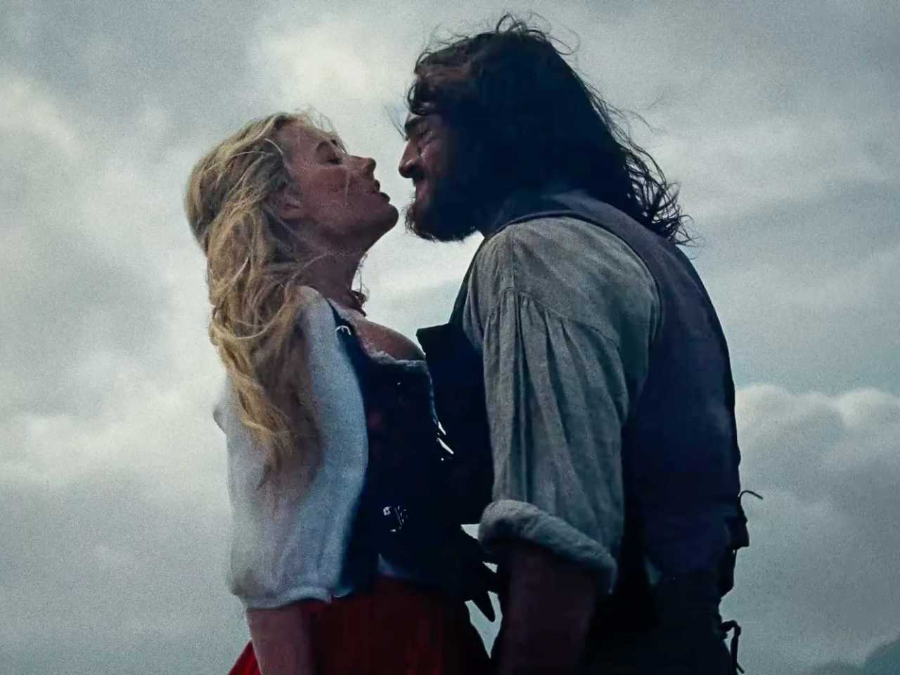 Margot Robbie & Jacob Elordi Jadi Kekasih Obsesif di Trailer Wuthering Heights