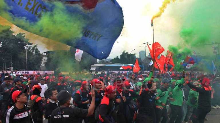 Lebih dari 5.000 buruh unjuk rasa di DPR, ajukan 3 tuntutan