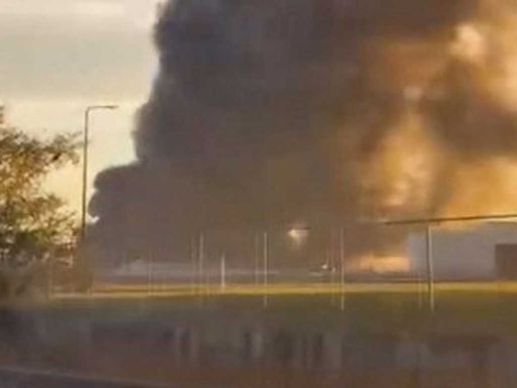 Pesawat Kargo UPS Jatuh di Louisville, Nasib Awak Masih Misteri