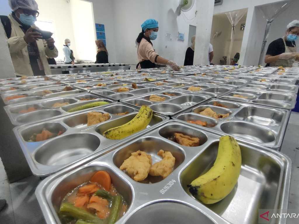 Program Makan Bergizi Gratis didesak dihentikan buntut kasus keracunan massal