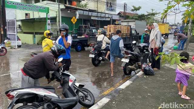 Banjir Lumpuhkan Pantura Semarang-Demak: Jalan Kaligawe Macet Total