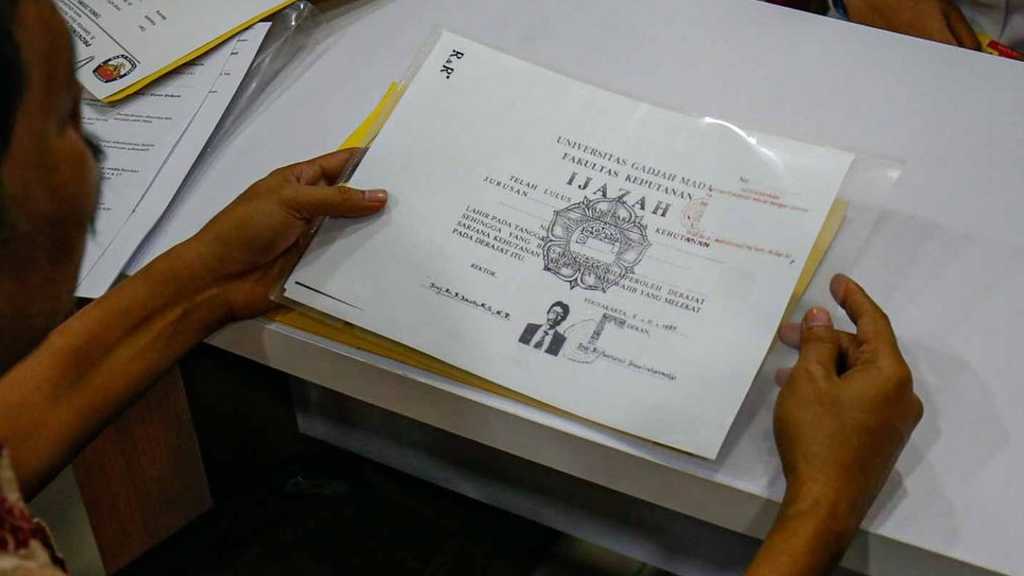 Bonatua Silalahi Ambil Ijazah Jokowi dari KPU DKI: Cari Konsistensi Legalisir