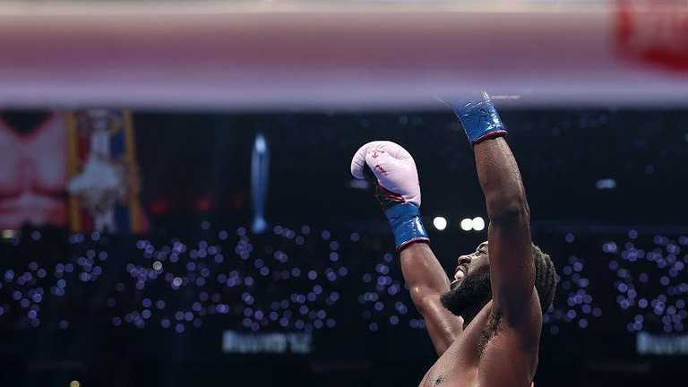 Terence Crawford juara tak terbantahkan tiga kelas usai kalahkan Canelo Alvarez