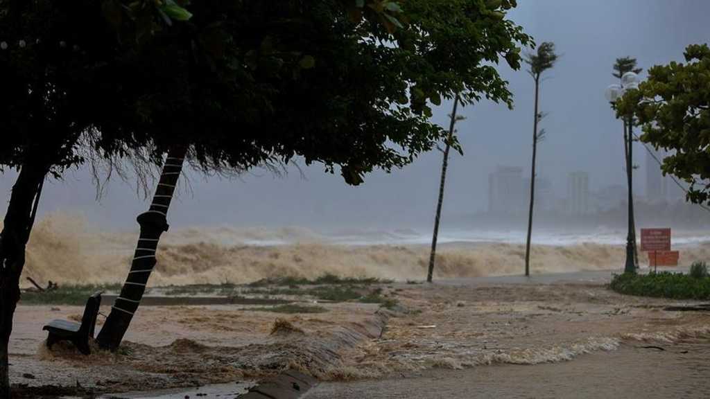 Vietnam tutup bandara, evakuasi ribuan orang akibat Topan Bualoi