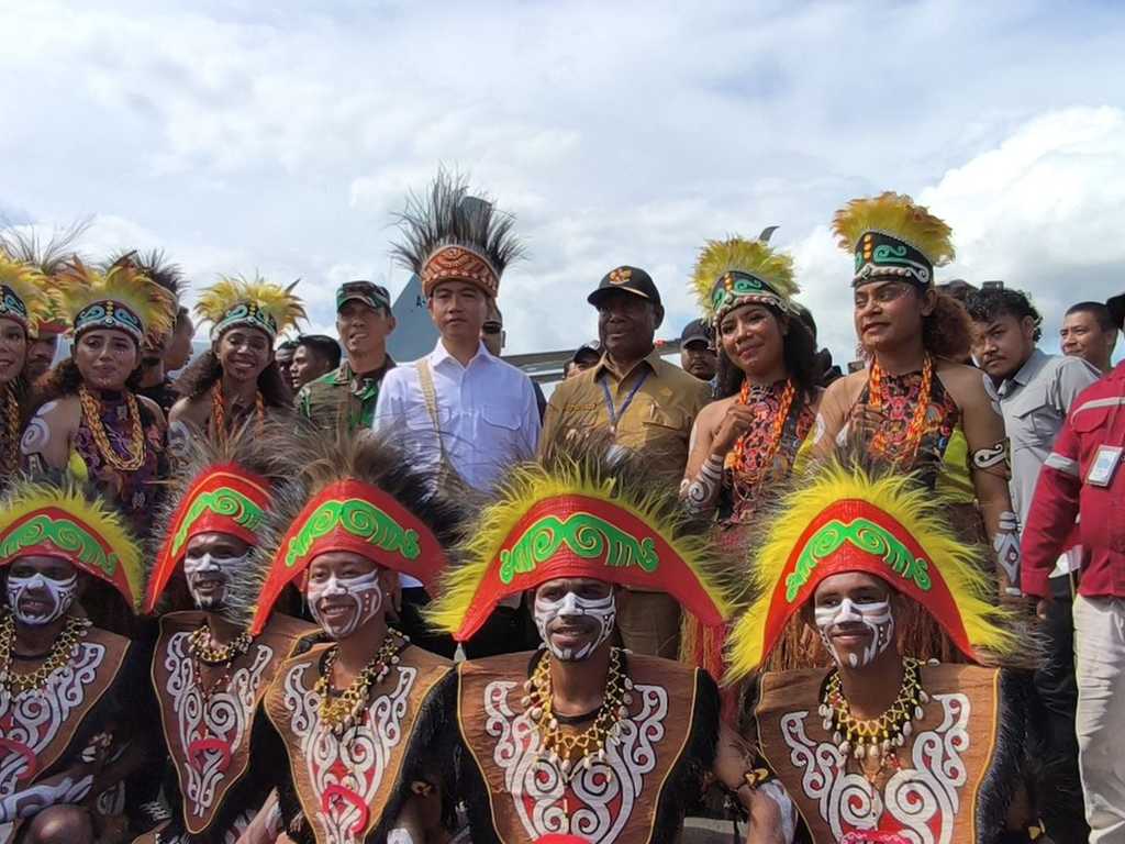 Gibran Tiba di Manokwari, Disambut Antusias Warga dengan Atribut Khas Papua