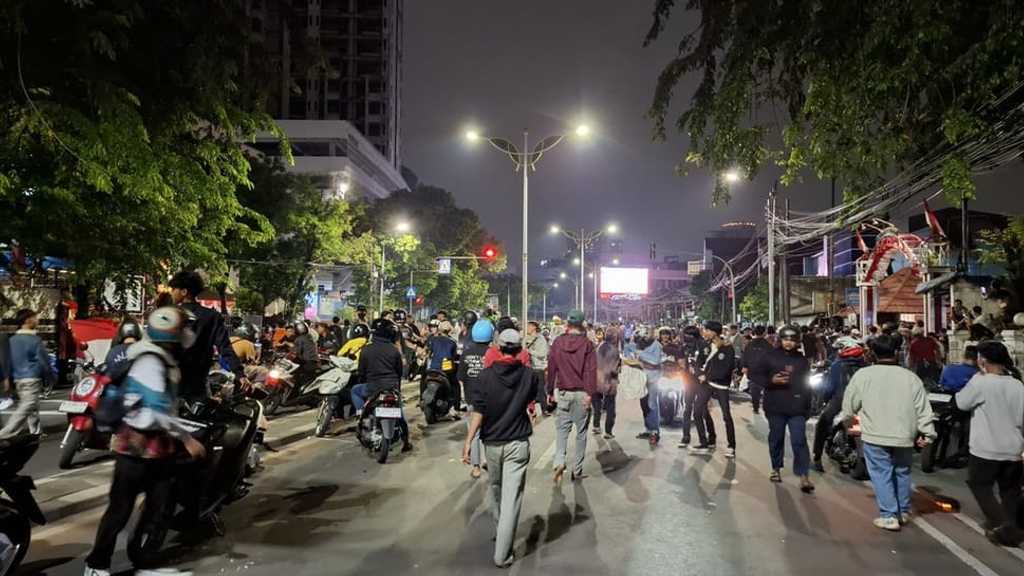 Polisi Pukul Mundur Brutal, Massa Demo DPR Luka-luka Dihujani Gas Air Mata