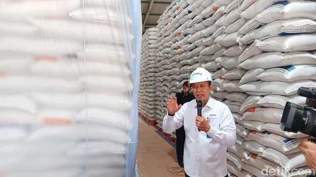 Dirut Bulog Sambangi Gudang Terbesar, Pastikan Kualitas Beras SPHP Aman