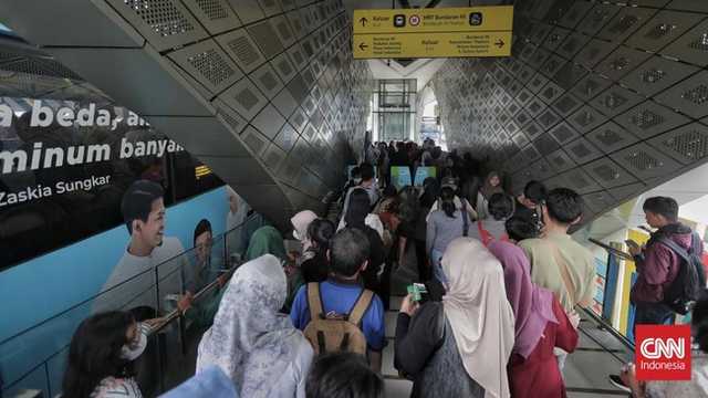 Penumpang LRT Jabodebek Viral Jalan di Lintasan, KAI: Evakuasi Aman