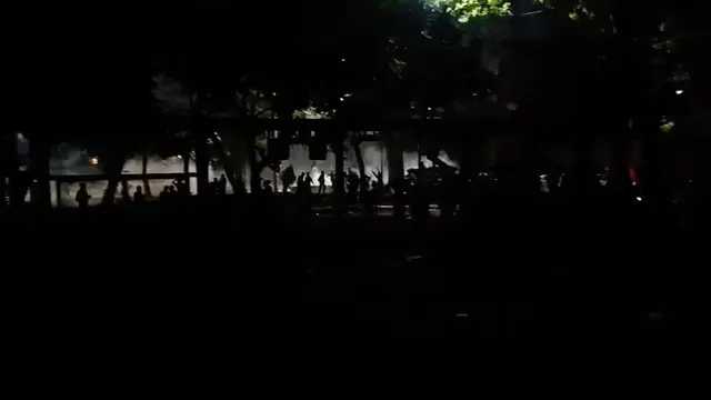Ricuh! Demo Bekasi Memanas, Polisi Tembakkan Gas Air Mata ke Warga