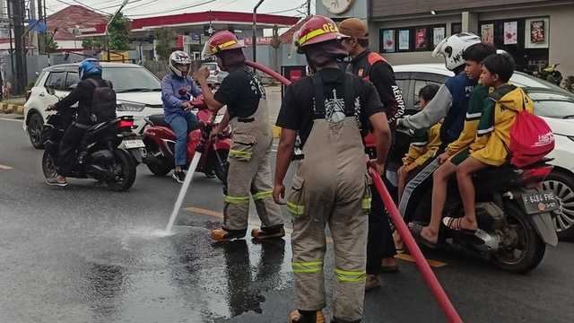 Tumpahan Oli di Sawangan Depok, 5 Pemotor Terjatuh, Damkar Turun Tangan