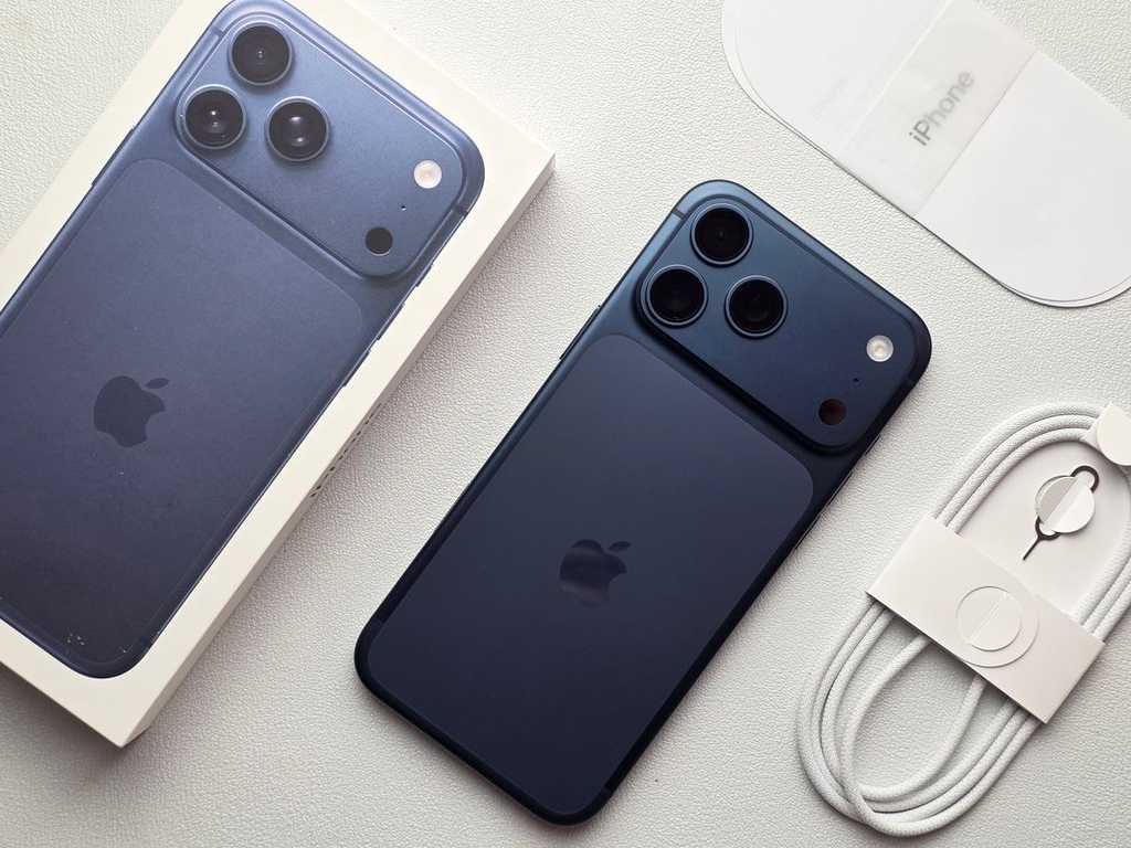 Unboxing iPhone 17 Pro Max: Intip Desain Minimalis dan Kamera 48 MP
