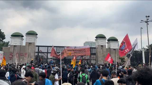 Demo di DPR Jakarta Ricuh, Massa Anarkis Bakar Ban dan Lempar Botol