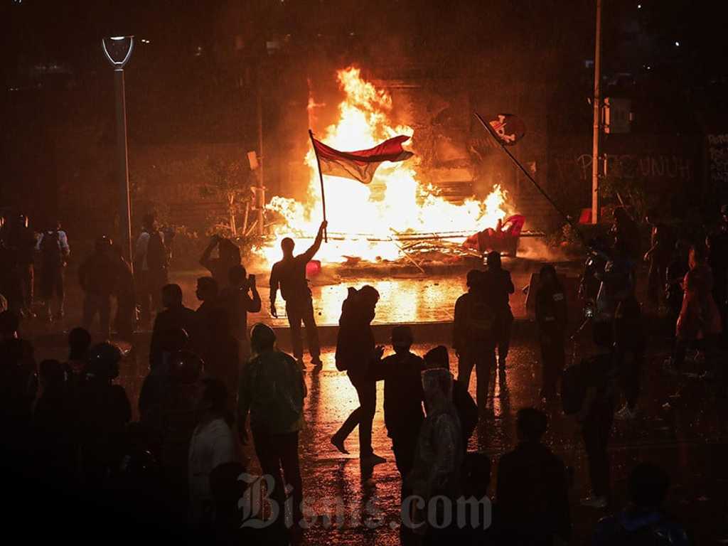 Demo DPR Ricuh: Gas Air Mata Ditembakkan, Massa Lawan Polisi di Jakarta-Solo