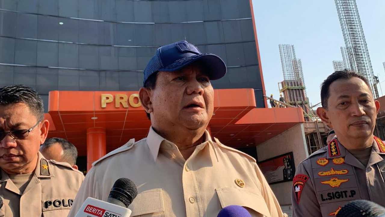 Prabowo Jenguk Korban Ricuh Demonstrasi di RS Polri, Soroti Warga Patah Paha