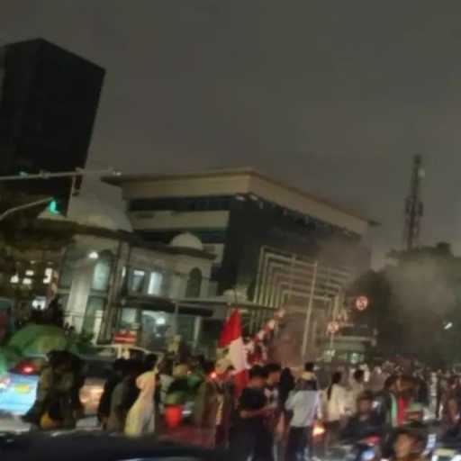 Massa Ojol & Warga Bakar Ban, Rusak Rambu di Otista Jaktim