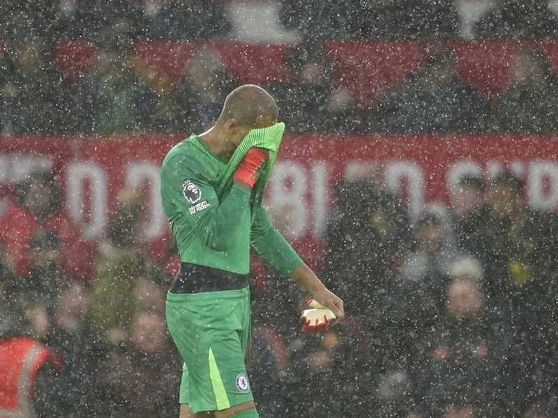 Chelsea kalah dari MU, kiper Robert Sanchez kartu merah di awal laga