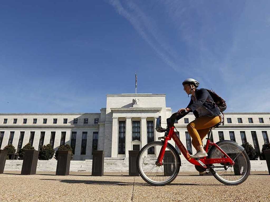 Federal Reserve memangkas suku bunga pertama kali sejak Donald Trump kembali menjabat