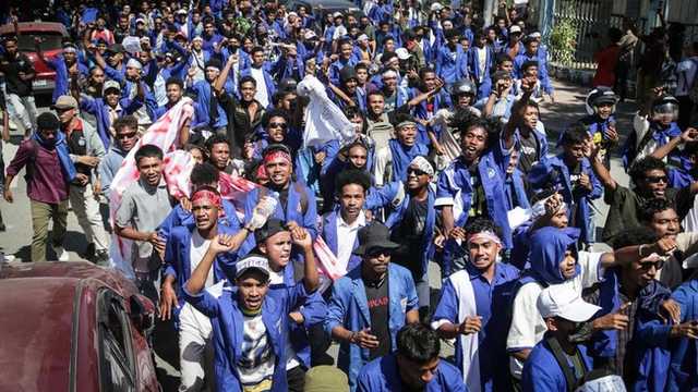 Lebih dari 1.000 warga Timor Leste demo mobil dinas, polisi tembak gas air mata