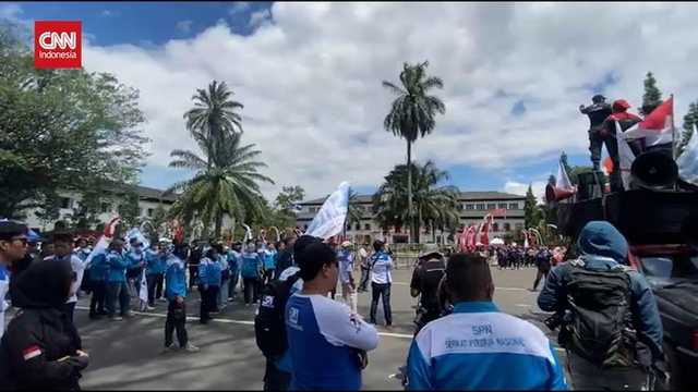 Ratusan Buruh Kepung Gedung Sate, Tuntut Hapus Outsourcing, Tolak Upah Murah & PHK