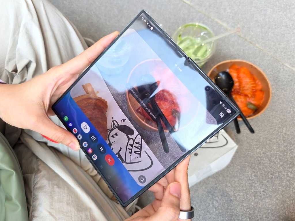 Gemini Live di Galaxy Z Fold 7: Hitung Kalori Makanan Semudah Video Call