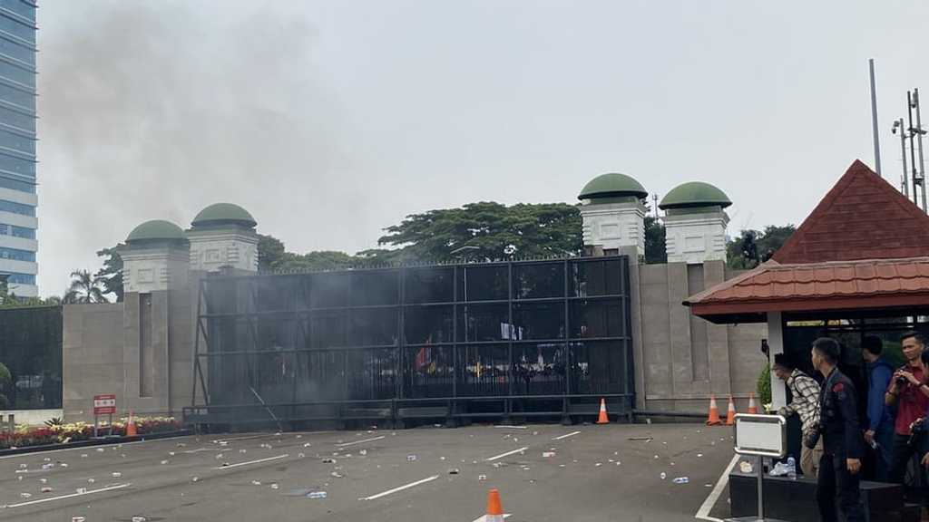 Demo DPR Ricuh Parah, Polisi Tembakkan Water Cannon & Gas Air Mata