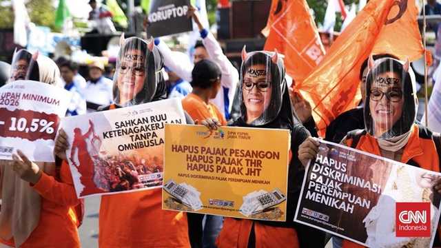 Ribuan Buruh Geruduk Kantor Gubernur Jatim, Pakai Topeng Sri Mulyani & Keranda Mayat