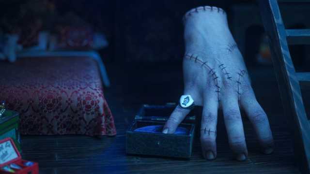 Rahasia Asal Usul Magis Thing Terungkap di Wednesday Season 2 Netflix
