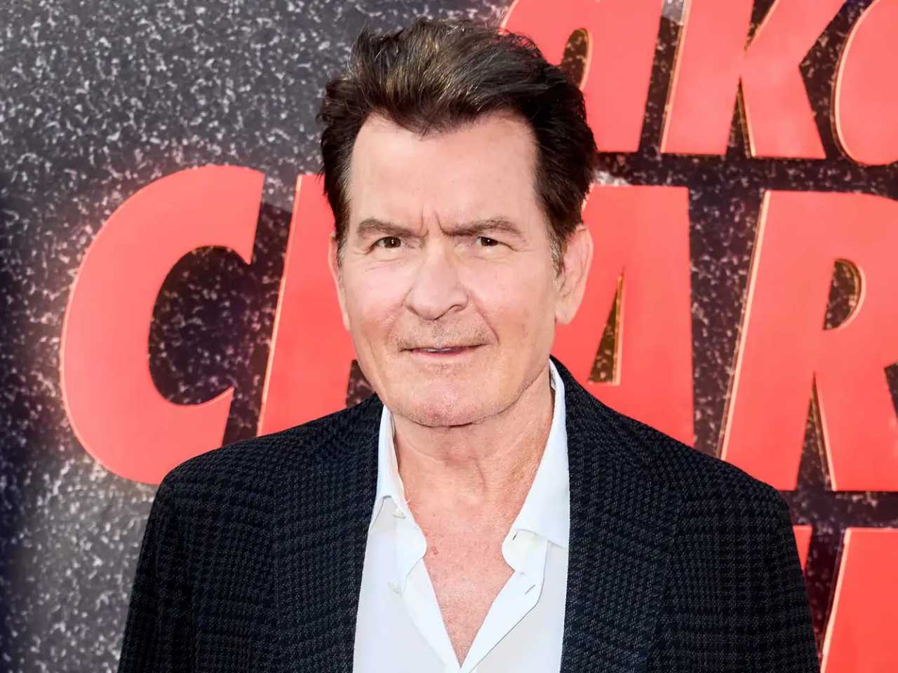 Charlie Sheen Blak-blakan Akui Seks Sesama Jenis dan Perjuangan HIV