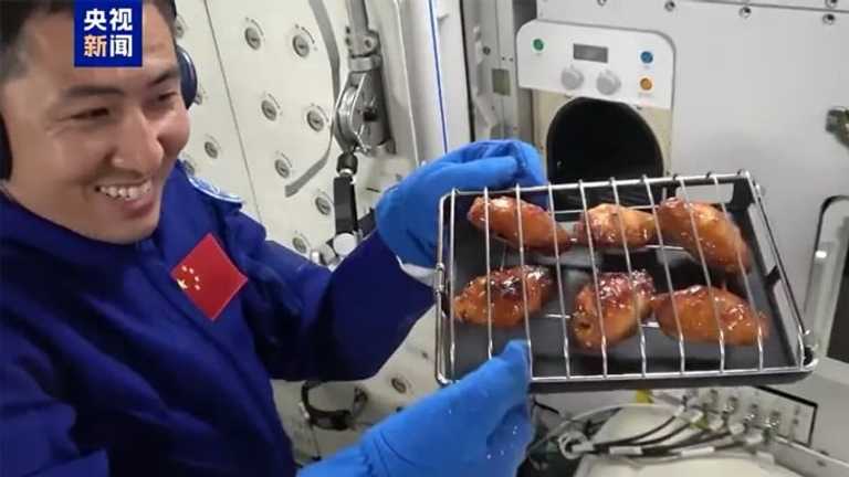 Astronot China Ciptakan Sejarah, Gelar BBQ Pertama di Luar Angkasa