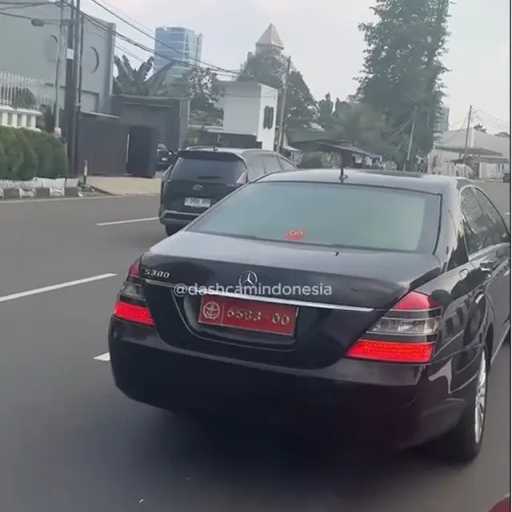 Mobil Mercy berpelat dinas TNI palsu ugal-ugalan di Jalan Antasari