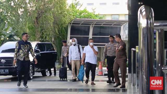 Tenaga Ahli Gubernur Riau Serahkan Diri ke KPK, Uang Miliaran Disita