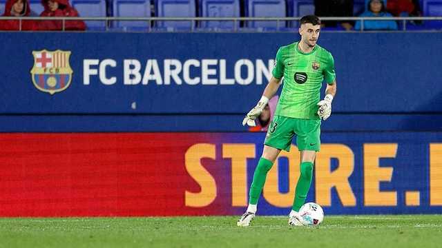 Kiper Barcelona Joan Garcia bikin blunder konyol saat lawan Real Oviedo