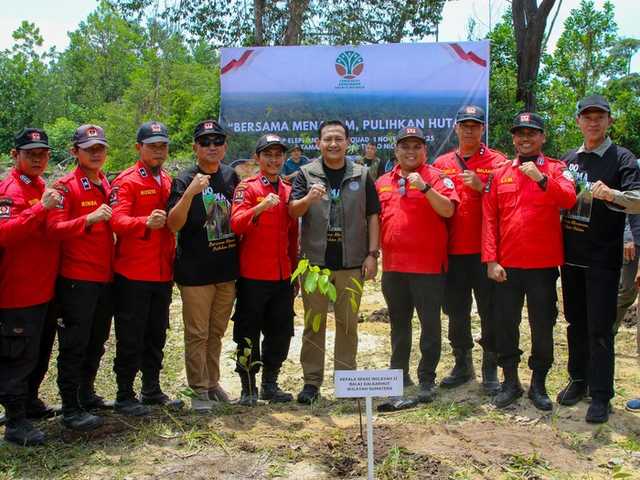 Kemenhut RI Tanam Pohon di Riau, Perkuat Komitmen Pulihkan Hutan