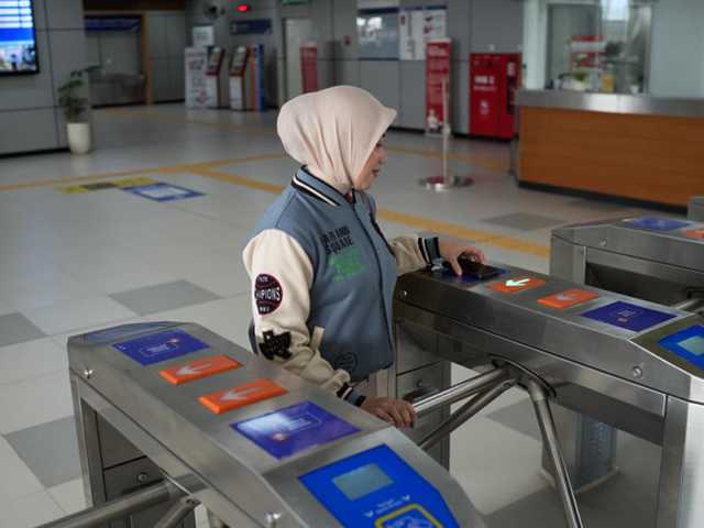LRT Jabodebek Kini Terima Pembayaran QRIS Tap, Transaksi Lebih Cepat!