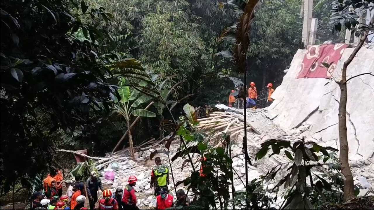 Bangunan Majelis Taklim Ambruk di Bogor, 3 Tewas, Bupati Janji Tanggung Biaya Korban