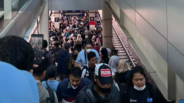 KRL Bekasi-Cikarang Terlambat Lebih dari Sejam, Penumpang Menumpuk di Stasiun