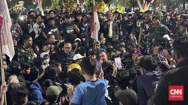 Ribuan Massa Ricuh di Grahadi Surabaya, Desak Pembebasan Kawan