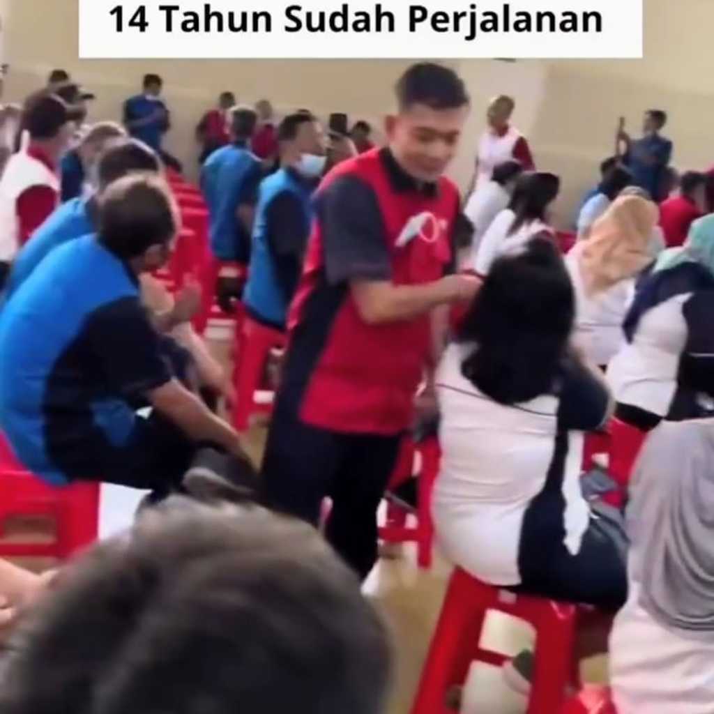 Viral! Video PHK Massal Gudang Garam, Karyawan Haru Berpisah