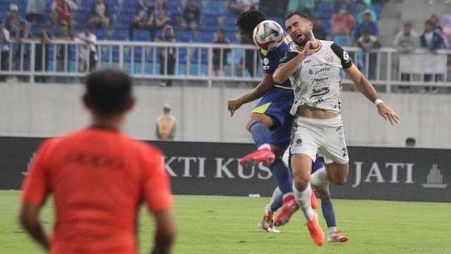 Persija Taklukkan Arema FC 2-1, Souza Puji Performa Klinis Tim